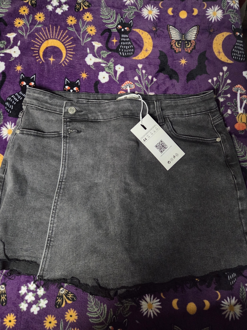 Katch Me Washed Black Denim Mini Skirt with Frayed Hem
